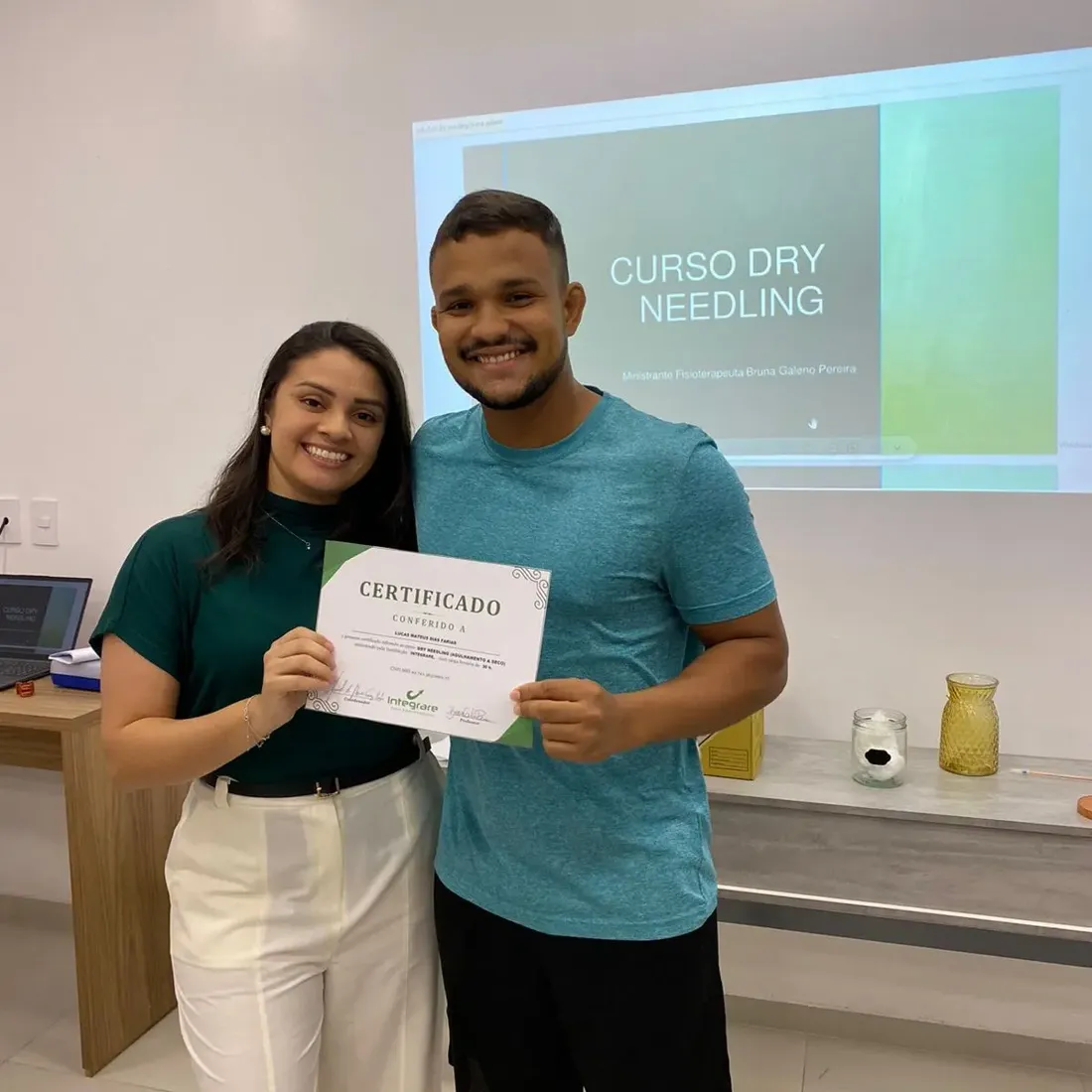 Manoel Neto recebendo o certificado do curso de Dry Needling