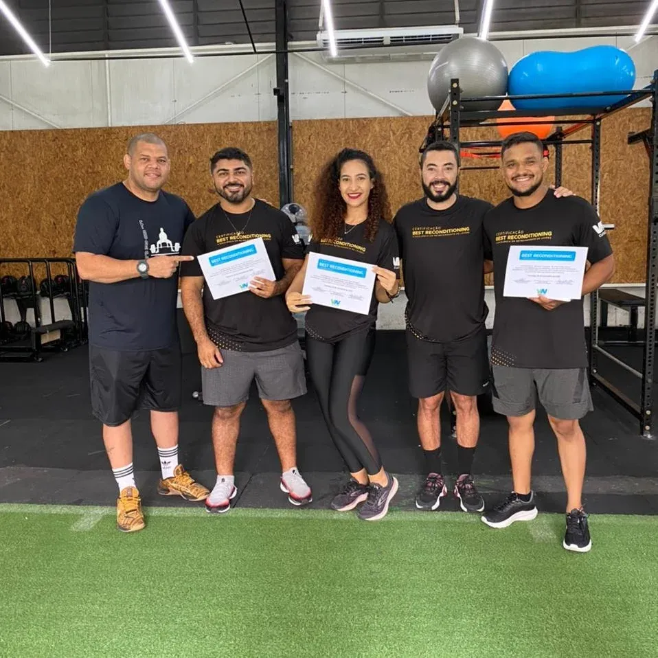 Manoel Neto com certificado de curso