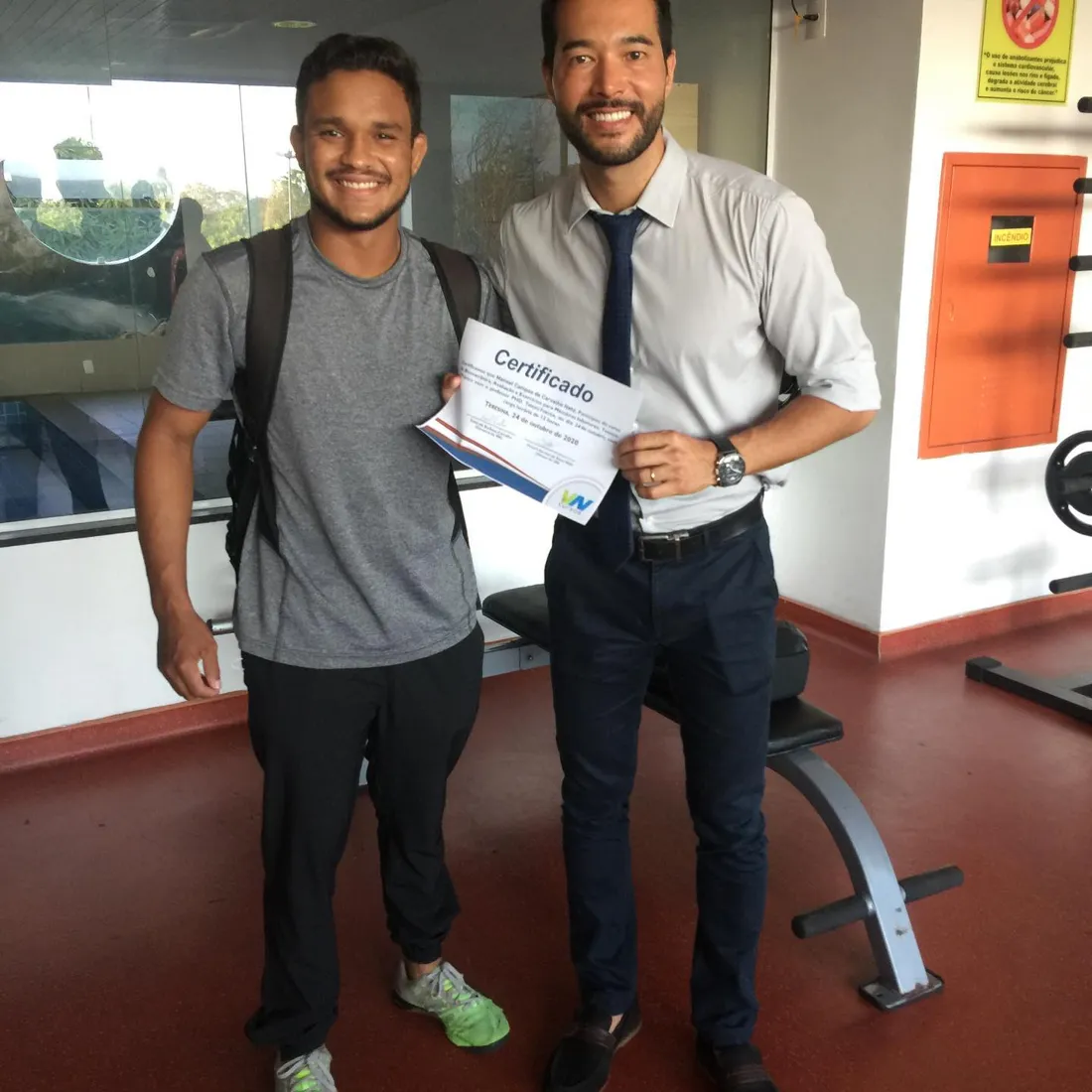 Manoel Neto com certificado de curso