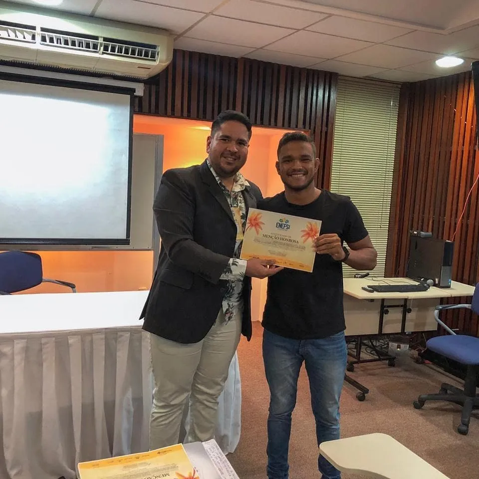 Manoel Neto com certificado de curso