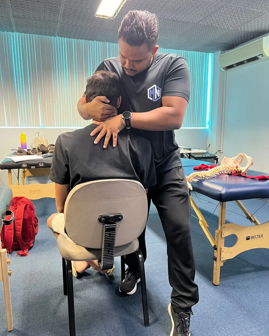 Manoel Neto em atendimento de terapia manual