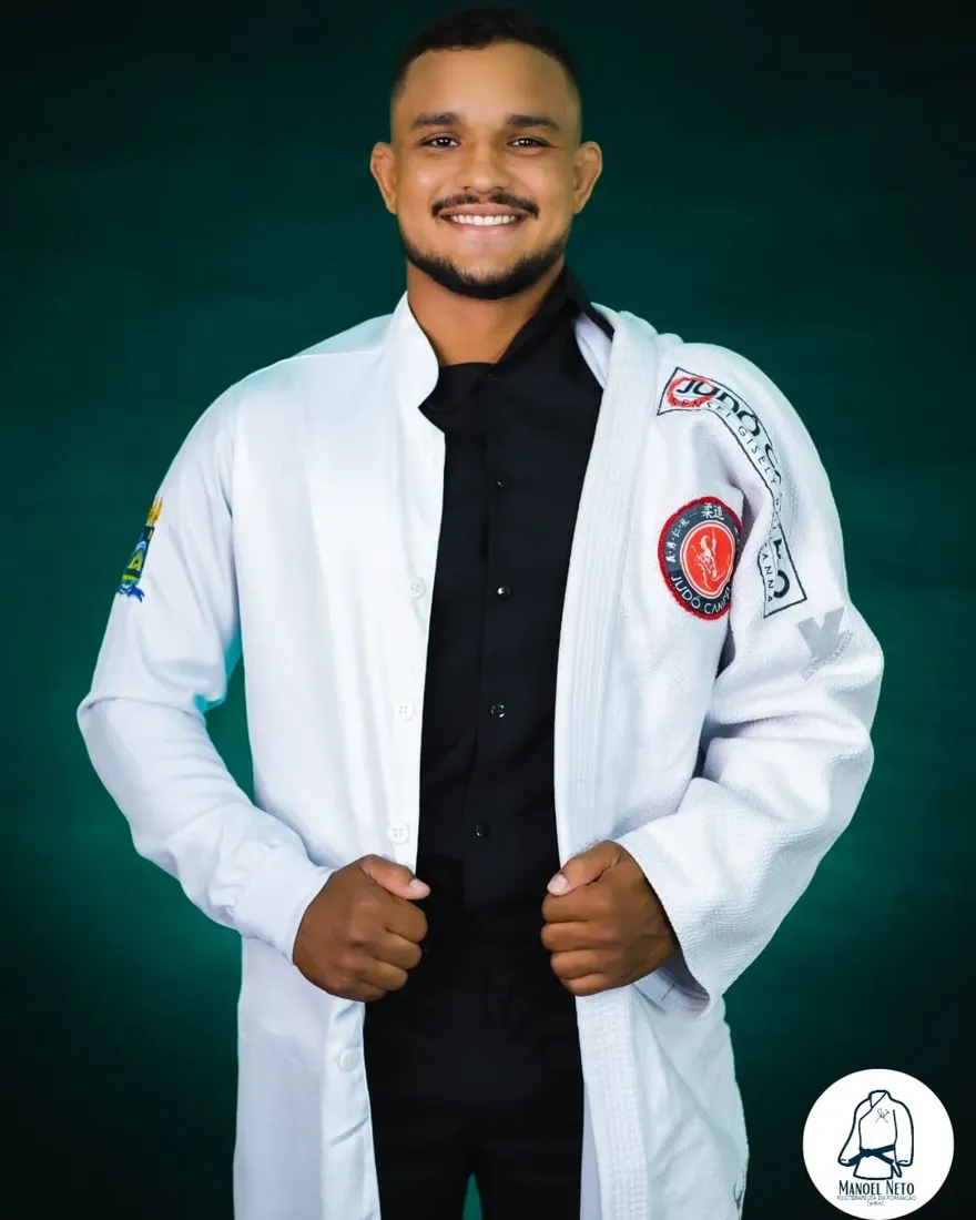 Manoel Neto de jaleco